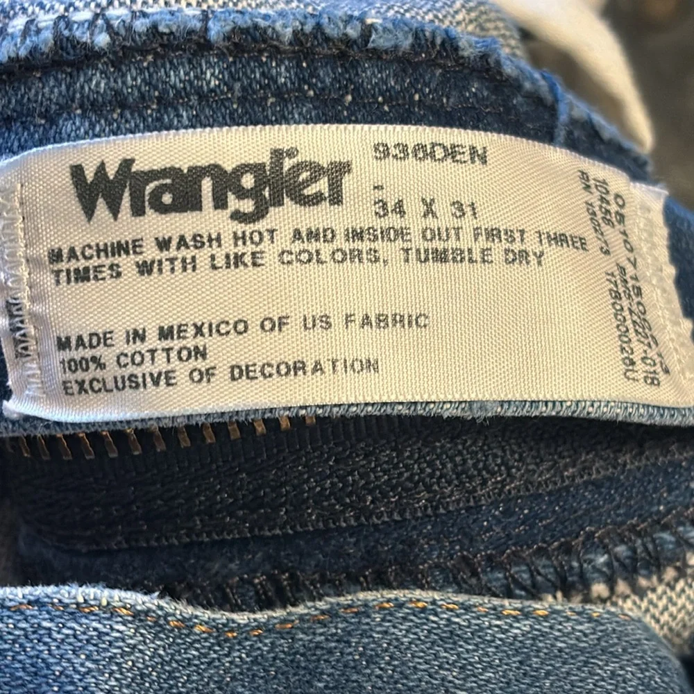 Wrangler straight leg medium wash jeans size 34X31